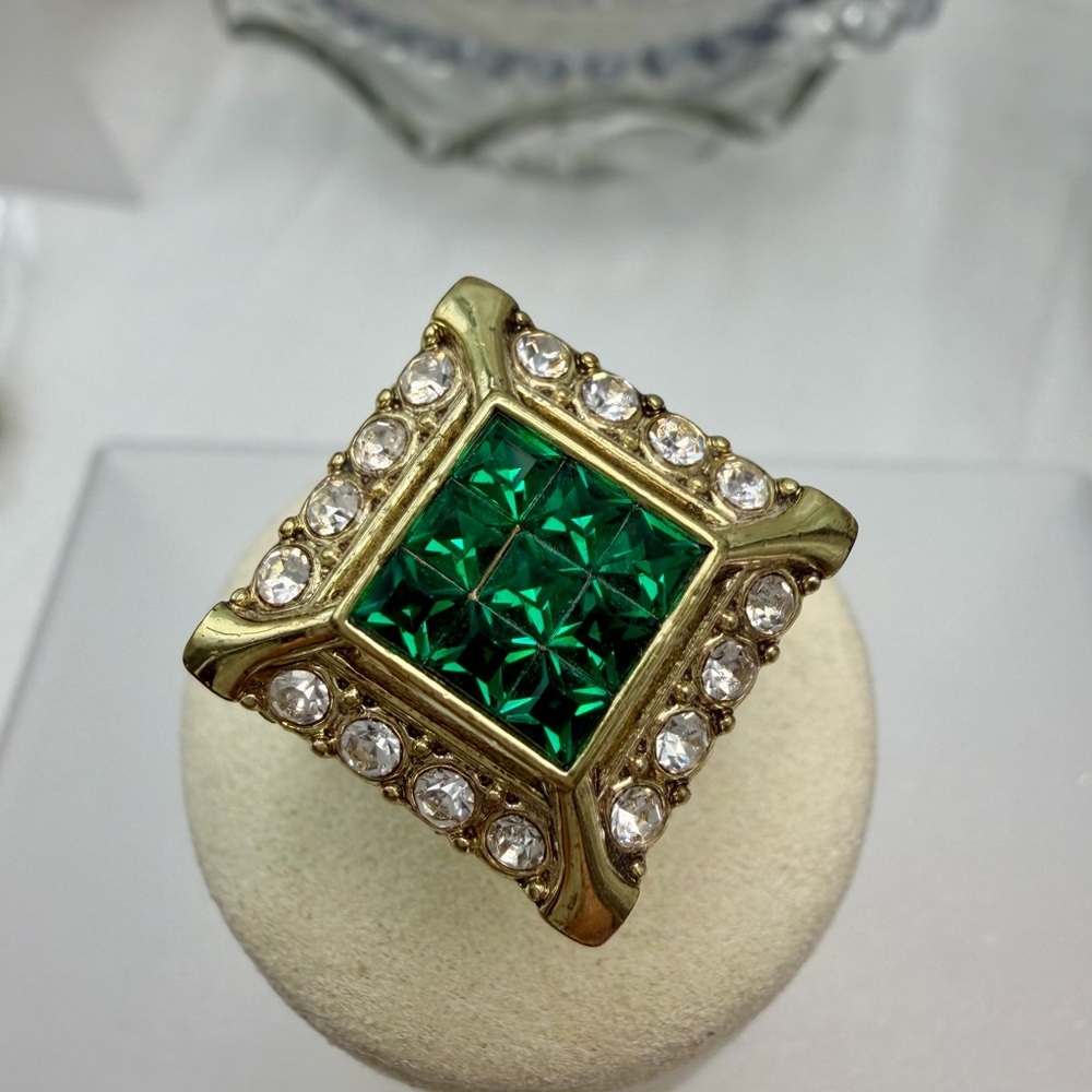 Heidi Daus Green  Crystal Statement Ring size 8. #412R - Picture 2 of 4